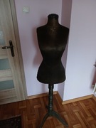Stylowy manekin krawiecki na drewnianej podstawie – vintage / dekoracyjny