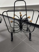 Gazetnik w stylu mid- century modern