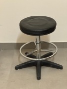 Taboret z podnóżkiem obrotowy