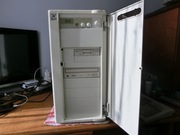 Obudowa AT do starego komputera z wyświetlaczem, zasilaczem, FDD i CD