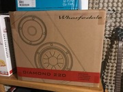 WHARFEDALE DIAMOND 220 (Głośniki, czarne)
