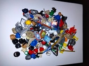 LEGO mix akcesori do figurek hełmy bronie plecaki i inne