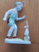 Figurka chłopiec z zającem. Węgierska porcelana Aquincum. 