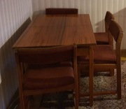 PRL stół na wysoki połysk plus 4 ciemne krzesła