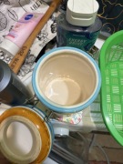 Zestaw rzeczy używanych i nowych.