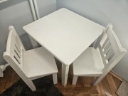 Drewniany stolik dziecięcy z dwoma krzesłami biały