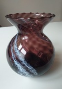 Piękny szklany wazon w kolorze bakłażanowym z białą smugą, stary, Niemcy 