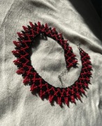 Krywulka, sylianka. Naszyjnik z koralików czarno-czerwony