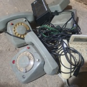 Zestaw vintage: Telefony PRL RWT CB-S-66, Mescomp Blanka, ładowarka Ni-Cd 