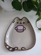 Pusheen - talerzyk ceramiczny (Pusheen z makaronikiem)