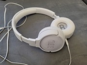 Białe słuchawki JBL on-ear