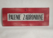 Tablica informacyjna z czasów PRL 