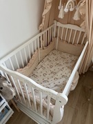 Łóżeczko dziecięce z wyposażeniem 