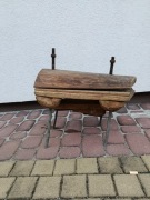 Stara drewniana wyciskarka do sera