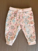 32. Morelowe spodnie dresowe w kwiatki rozmiar 74