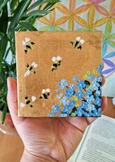 Mini obraz olejny na płótnie Pszczoły i kwiaty na złotym tle mini painting