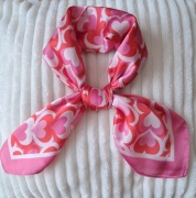Apaszka w różowe serduszka 