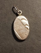 Przedwojenna zawieszka srebrna otwierana 