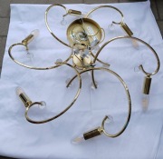 Żyrandol w złotym kolorze