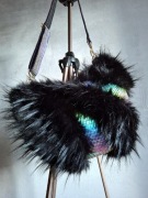 Czarna futrzana torebka na ramię z tęczowym elementami