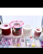 NOWY ZESTAW KORALIKÓW PUDEŁKO KORALIKI AKRYLOWE SZKLANE SZNURKI GUMKA