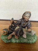 Stara ceramiczna figurka babcia z koszem ryb