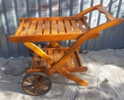 Drewniany barek na kółkach 