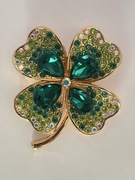 Elegancka broszka w kształcie zielonej koniczyny