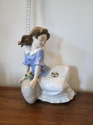 Figurka siedzącej dziewczyny, sygnatura, stan bardzo dobry