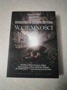 Krystyna Chiger. Dziewczynka w zielonym sweterku - w ciemności.