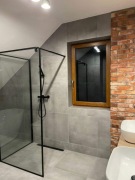 Płytki ze starej  cegły   w łazience lica licówki 