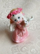 Figurka - aniołek z gołębiem - wysokość 6 cm