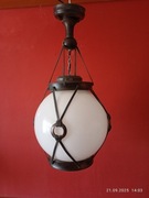 Lampa ozdobna biała kula w drewnie i skórze antyk.