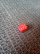 Kostka do gry - drewniana ze złotymi oczkami 