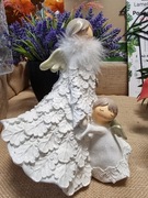 Figurka anioła z przytulającym się małym aniołkiem