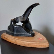 Stary żeliwny dziurkacz biurowy