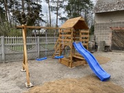 Plac zabaw dla dziecka dzieci zjeżdżalnia huśtawki drewniany transport