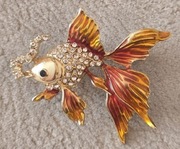 Piękna brosza Broszka bogatozdobiona RYBA WELONA. PREZENT dla DAMY.(T).