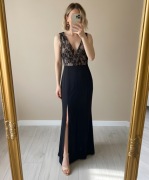Elegancka Suknia Maxi z Koronką i Rozcięciem – Efekt WOW!