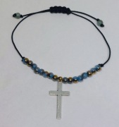 Bransoletka ręcznie robiona z srebrnym krzyżem 