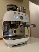 Kolbowy ekspres z młynkiem SMEG EGF03WHEU 