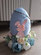 Stroik wielkanocny jajo pisanka opleciona sznurkiem niebieskim kwiaty