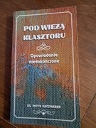 Pod wieżą klasztoru