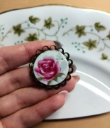 Broszka z porcelany Vintage - upcycling, rękodzieło, unikat 1 szt. 