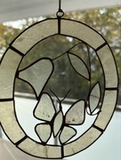 Witraż, motyl i kwiat-owal.