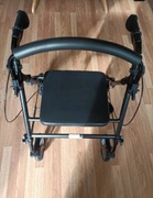 Czterokołowy chodzik dla seniora z siedziskiem i pojemnikiem na zakupy