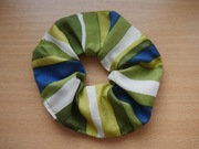 Średnia zielona gumka do włosów typu scrunchie