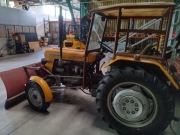 Ciągnik rolniczy URSUS C-330 z pługiem do odśnieżania