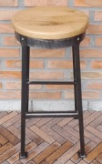 Metalowy taboret hoker barowy stołek z dębowym toczonym siedziskiem LOFT
