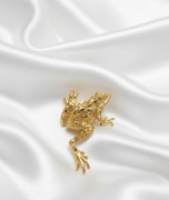 Stara broszka w złotym kolorze. Żaba